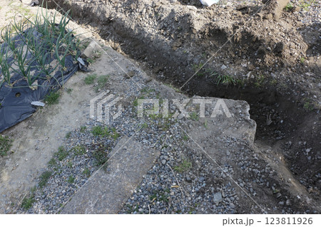 暗渠排水管工事 家庭菜園 123811926