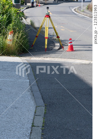 道路上における測量 123811963
