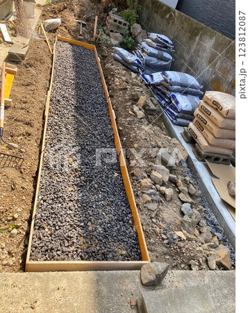 DIYで駐車場 123812087