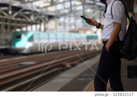 東北新幹線ホームでのスマホ操作（栃木県内） 123812117