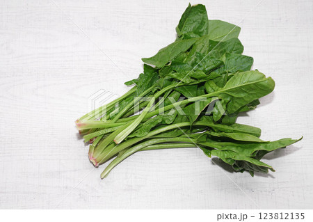 Homegrown organic spinach isolated on white wood background. 123812135