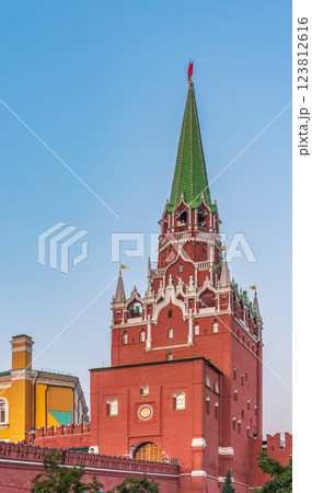 Troitskaya tower of Moscow Kremlin on a blue sky background in sunny summer day Troitskaya tower of Moscow Kremlin on a blue sky background in sunny summer day 123812616