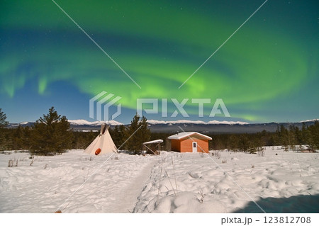 カナダ　ホワイトホースでのオーロラ 123812708