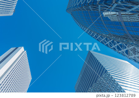 西新宿の高層ビル群とさわさかな青空 123812789