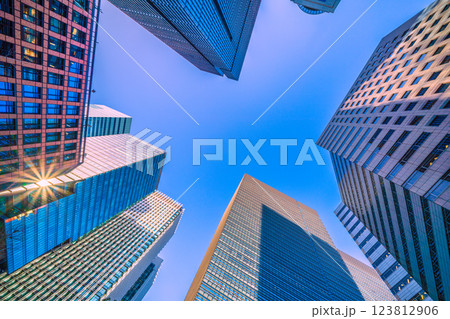日本の東京都市景観 大手町のオフィス街やビルに反射する太陽光などを望む。新時代に希望の光＝7日 123812906