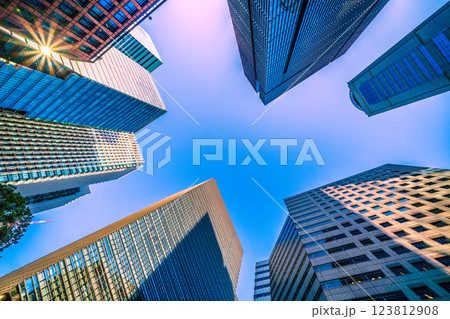 日本の東京都市景観 大手町のオフィス街やビルに反射する太陽光などを望む。新時代に希望の光＝7日 123812908