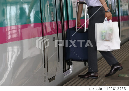 東北新幹線に乗降するサラリーマン 123812928