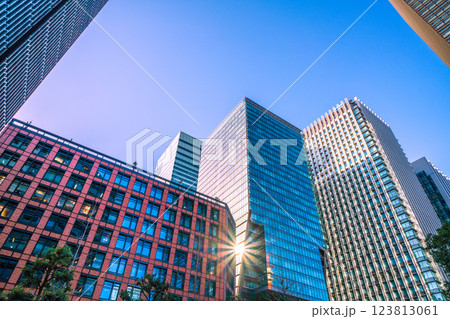 日本の東京都市景観 大手町のオフィス街やビルに反射する太陽光などを望む。新時代に希望の光=7日 日本の東京都市景観 大手町のオフィス街やビルに反射する太陽光などを望む。新時代に希望の光=7日 123813061