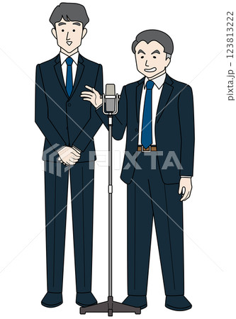 漫才をする男性漫才師 123813222