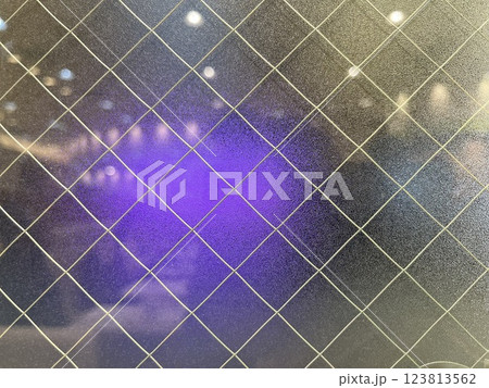 ワイヤー入りガラスに透ける店内照明 123813562