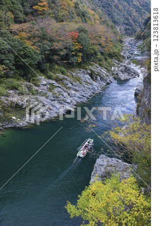 紅葉の大歩危峡を遡上する観光遊覧船 123813618