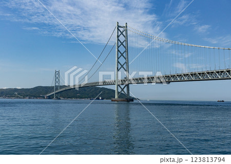 明石海峡大橋と淡路島　青い海峡を渡る 123813794