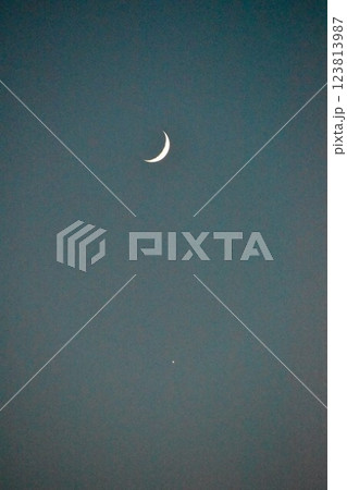 三日月と金星が西空に出現 123813987