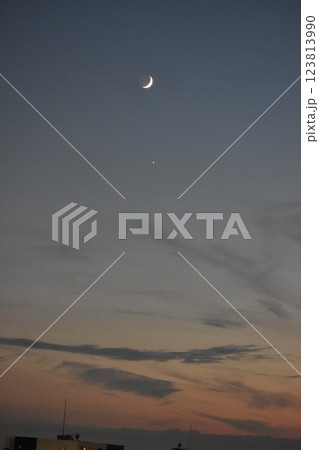 三日月と金星が西空に出現 三日月と金星が西空に出現 123813990
