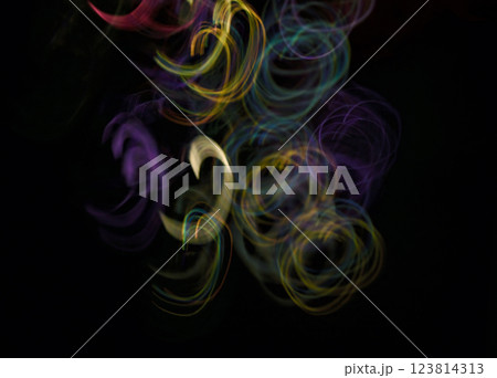 黒背景にリボンの光跡がカラフルで綺麗 123814313