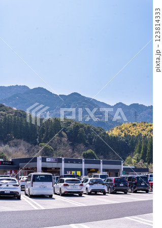 春日和の光芒を浴びているサービスエリア風景「九州自動車道  宮原サービスエリア(下り線)」八代郡氷川 123814333