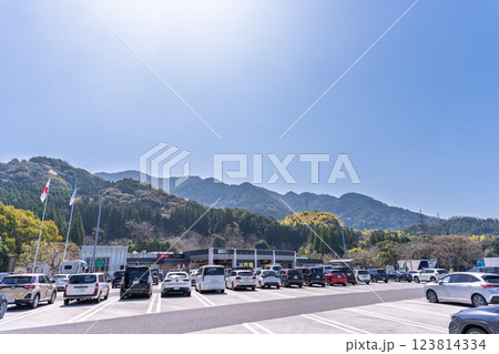 春日和の光芒を浴びているサービスエリア風景「九州自動車道  宮原サービスエリア(下り線)」八代郡氷川 123814334