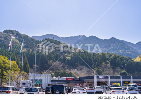 春日和の光芒を浴びているサービスエリア風景「九州自動車道  宮原サービスエリア(下り線)」八代郡氷川 123814336