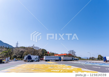 春日和の光芒を浴びているサービスエリア風景「九州自動車道 宮原サービスエリア(下り線)」八代郡氷川 春日和の光芒を浴びているサービスエリア風景「九州自動車道 宮原サービスエリア(下り線)」八代郡氷川 123814339