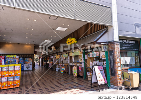 サービスエリア店舗風景「九州自動車道 宮原サービスエリア(下り線)」八代郡氷川 サービスエリア店舗風景「九州自動車道 宮原サービスエリア(下り線)」八代郡氷川 123814349