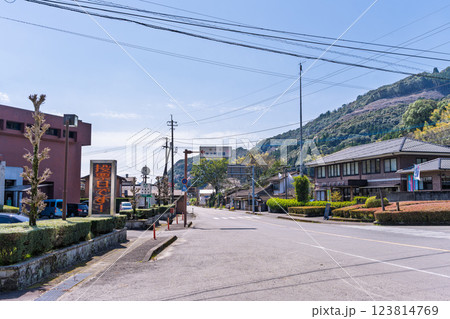 役場前　奥球磨(おくくま)ループ橋「桜の花が咲く季節　市房ダムへの道」(熊本県球磨郡水上村湯山) 123814769
