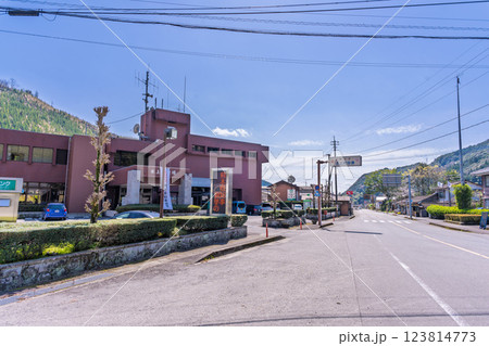 役場前　奥球磨(おくくま)ループ橋「桜の花が咲く季節　市房ダムへの道」(熊本県球磨郡水上村湯山) 123814773