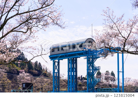 春の陽ざしに映える市房ダム風景(桜の花が咲く季節) (熊本県球磨郡水上村湯山) 春の陽ざしに映える市房ダム風景(桜の花が咲く季節) (熊本県球磨郡水上村湯山) 123815004