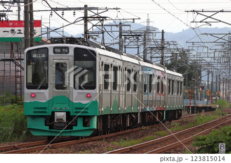 信越本線を行くえちごトキめき鉄道ET127系電車（長岡花火開催に伴う臨時運行） 123815014