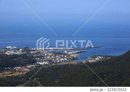 高台から見下ろす屋久島町宮之浦の町並み 高台から見下ろす屋久島町宮之浦の町並み 123815022