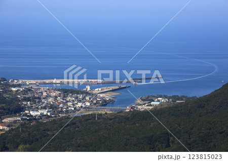高台から見下ろす屋久島町宮之浦の町並みと高速船の入港 高台から見下ろす屋久島町宮之浦の町並みと高速船の入港 123815023