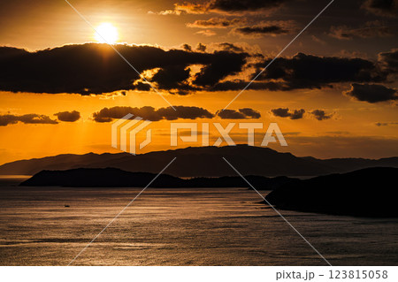 早春の紀淡海峡 対岸の淡路島の島影に沈んで行く夕日① 早春の紀淡海峡 対岸の淡路島の島影に沈んで行く夕日① 123815058