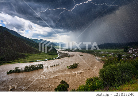 大雨による川の増水 123815240