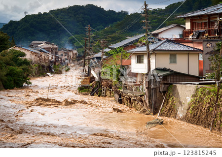 大雨による川の増水 123815245