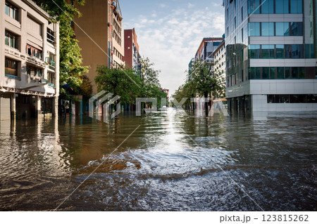 大雨による浸水被害 123815262