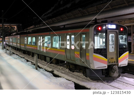 冬の夜の水上駅に停車中の上越線E129系電車（水上⇔長岡） 123815430