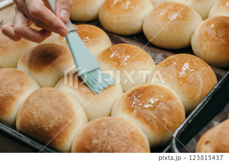 パンのツヤ出し、ドリュール、塗り卵、、照りを出す作業、パン屋 123815437