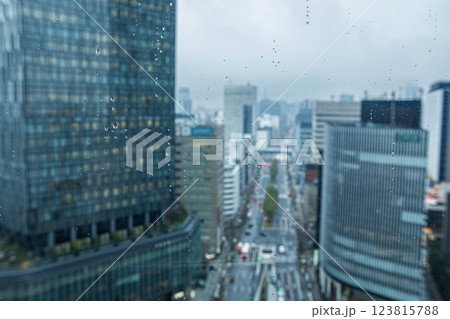 雨の名古屋駅前の風景 雨の名古屋駅前の風景 123815788