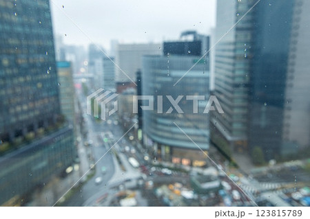 雨の名古屋駅前の風景 123815789