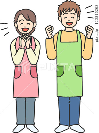 喜んでいる様子の、エプロンをした若い男女の全身イラスト 123816262