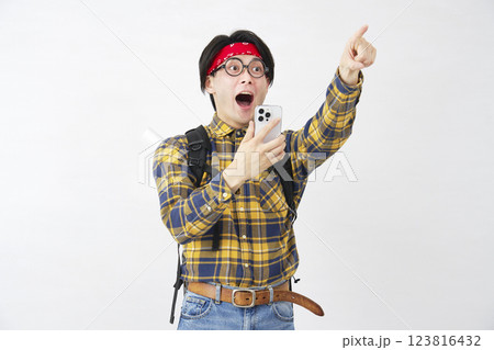 スマートフォンを持って発見するアキバ系の男性 白背景 スマートフォンを持って発見するアキバ系の男性 白背景 123816432