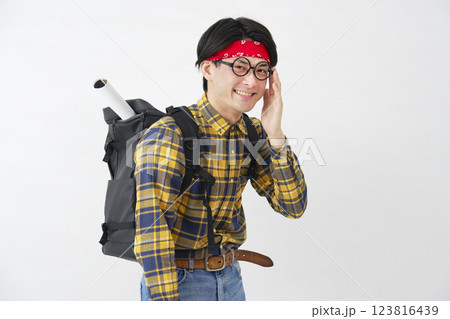 アキバ系の男性　白背景　ポートレート　カメラ目線 123816439