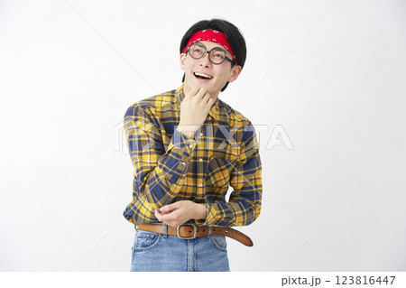 アキバ系の男性　想像する　白背景 123816447