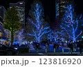みなとみらいの高層ビルと夜の横浜の街並み 123816920
