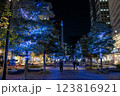 みなとみらいの高層ビルと夜の横浜の街並み 123816921