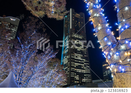 みなとみらいの高層ビルと夜の横浜の街並み みなとみらいの高層ビルと夜の横浜の街並み 123816923
