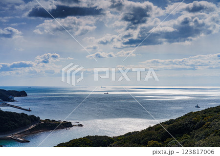 早春の紀淡海峡 柔らかな日差しに包まれる空と海⑨ 早春の紀淡海峡 柔らかな日差しに包まれる空と海⑨ 123817006