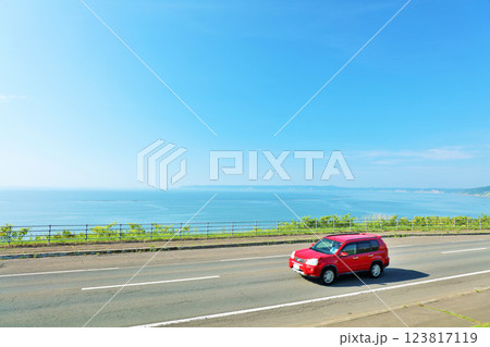北海道 青空と海沿いの道を走る車 北海道 青空と海沿いの道を走る車 123817119