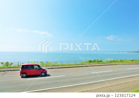 北海道 青空と海沿いの道を走る車 北海道 青空と海沿いの道を走る車 123817124