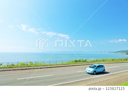 北海道 青空と海沿いの道を走る車 北海道 青空と海沿いの道を走る車 123817125