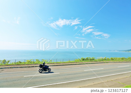 北海道 青空と海沿いの道を走るバイク 北海道 青空と海沿いの道を走るバイク 123817127